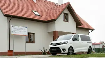 Nowy bus dla Domu Dziecka we Wschowie. Zbierali na używany, kupili nową Toyotę