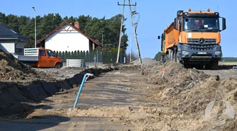 Kostka brukowa i krawężniki. Przebudowa Tęczowej i Jaśminowej przyspiesza [ZDJĘCIA]