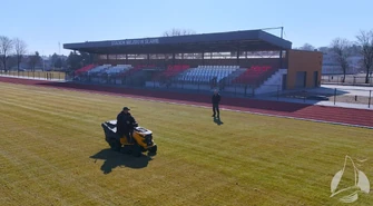 Stadion w Sławie. Murawa przechodzi wiosenne zabiegi