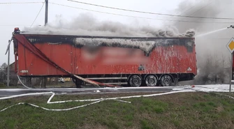 Ponad pięć godzin bez przejazdu przez Dębową Łękę. Na DK12 płonęła naczepa z elektrośmieciami