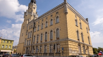 Zdejmują zegarowe tarcze z wieży wschowskiego ratusza. Apel o przeparkowanie aut