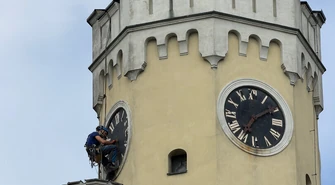 Alpiniści zdjęli wskazówki zegara na wieży ratusza we Wschowie [FOTO]